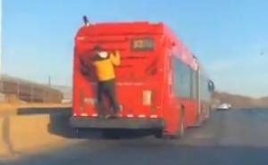 Tinejdžer odradio besplatnu vožnju zakačen za autobus gradskog prijevoznika