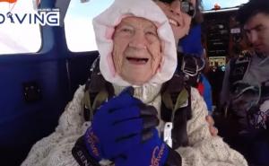 Bakica živi život: Ima 102 godine i najstarija je osoba koja je skočila s padobranom