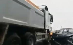 Nesreća na autoputu: Golf se sudario sa kamionom