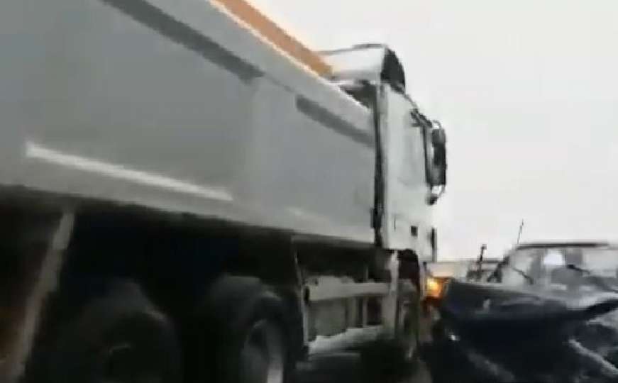 Nesreća na autoputu: Golf se sudario sa kamionom