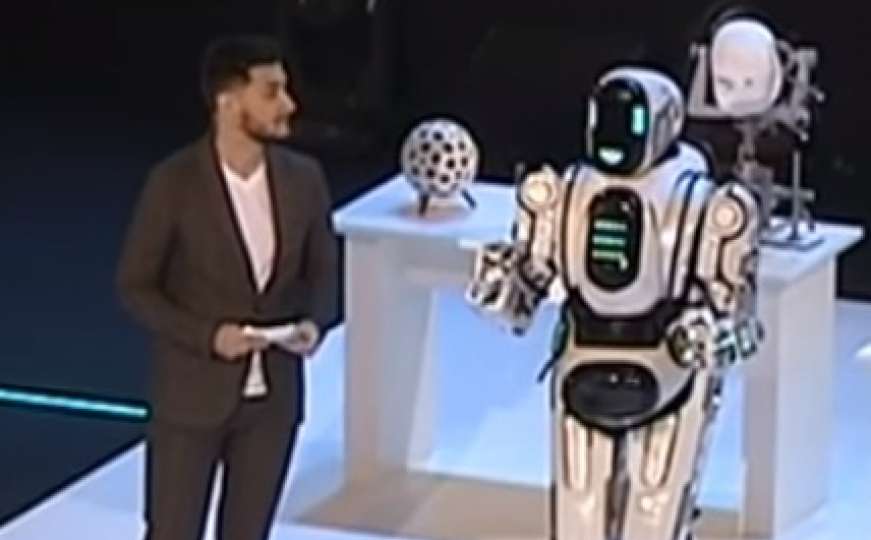 Ruski robot  Boris: Muškarac u kostimu ili mašina