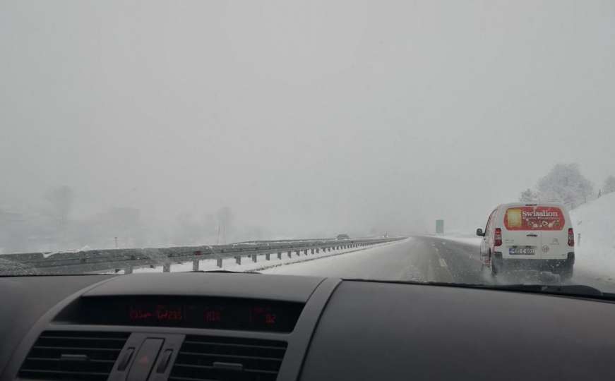 Vozači, oprez: Na autoputu A1 zbog snijega vozi se samo jednom trakom