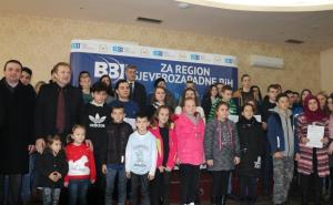 Stotinu učenika i studenata bihaćke regije dobilo stipendije BBI banke