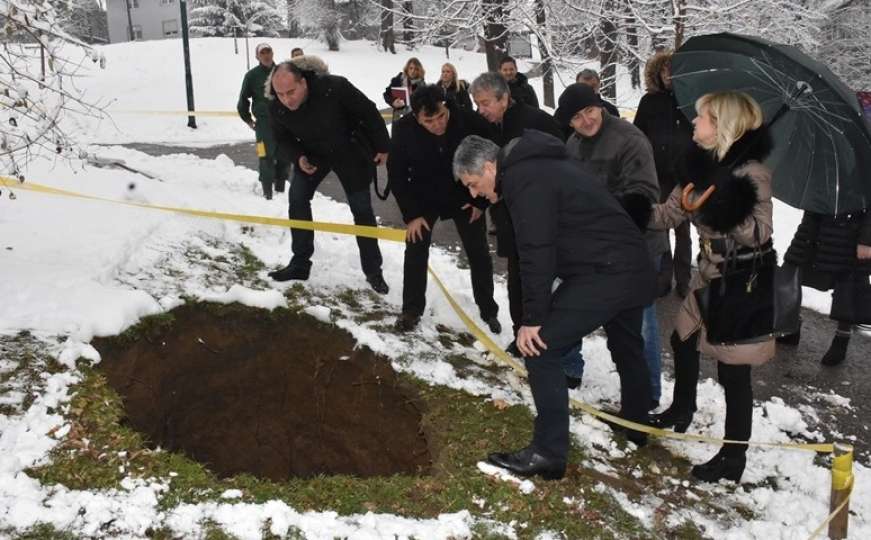 Niko ne zna šta je uzrok: U sarajevskom Velikom parku pojavila se velika rupa