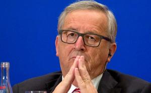 Jean-Claude Juncker mrsio kosu nepoznatoj ženi