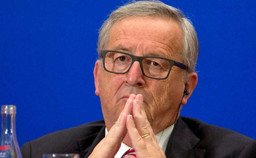 Jean-Claude Juncker mrsio kosu nepoznatoj ženi