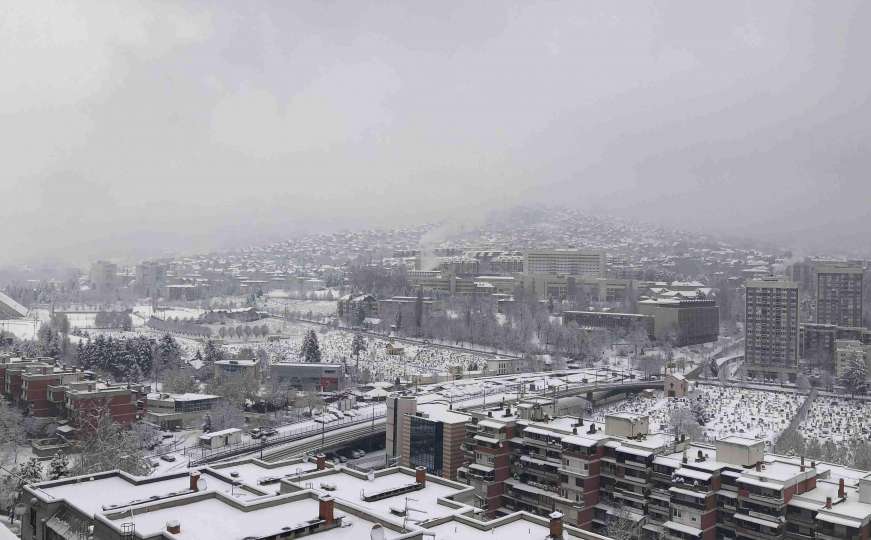 Subotnje jutro: Snijeg prekrio Sarajevo