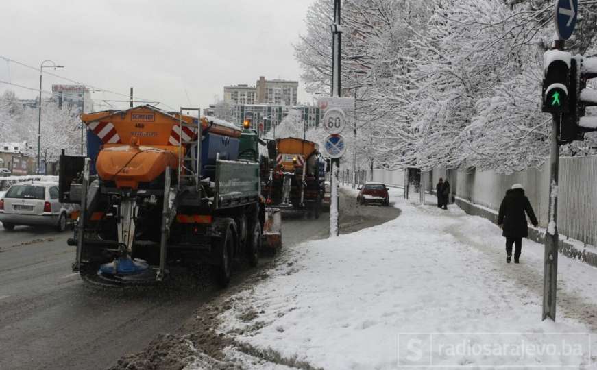 KJKP Rad o čišćenju ulica: Snijeg još pada pa popravljamo ono što je urađeno