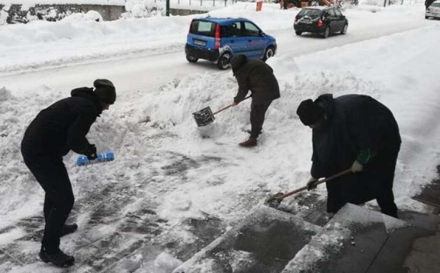 "Svi lopate u ruke": V.d. načelnika Kaknja pozvao zdrave muškarce da čiste snijeg