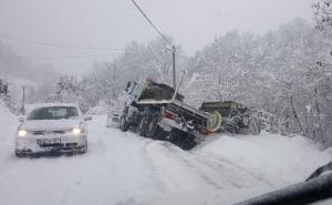 Kolaps saobraćaja u Fojnici: Sa ceste izletjela i prevrnula se grtalica