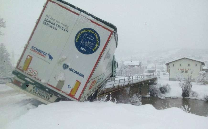 Kamion sletio s mosta u Čekrčićima, srećom tragedija izbjegnuta