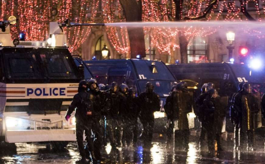 Kraj dana u Parizu: 150 uhapšenih, jedna osoba povrijeđena, suzavci, kamenje