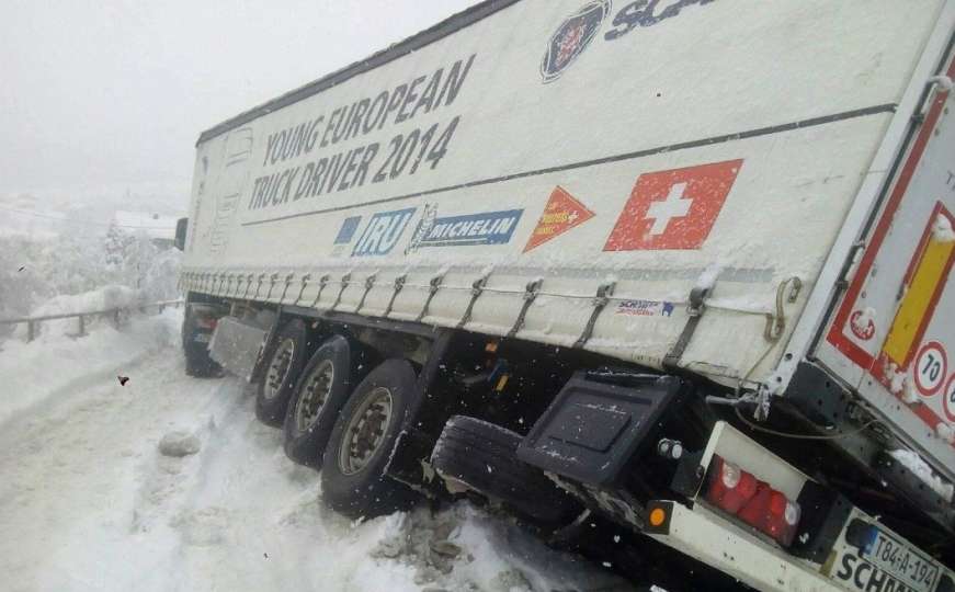 Kako je izgledala akcija uklanjanja zaglavljenog kamiona u Čekrčićima 