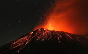 Pepeo zacrnio nebo: Eruptirali vulkani Popokatepetl i Soputan