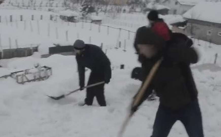 Gračanica: Masovna tuča zbog čišćenja snijega, tri osobe završile u Hitnoj
