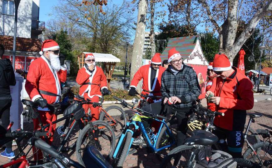 Mostar: Djeda Mrazovi na biciklima dijelili poklone