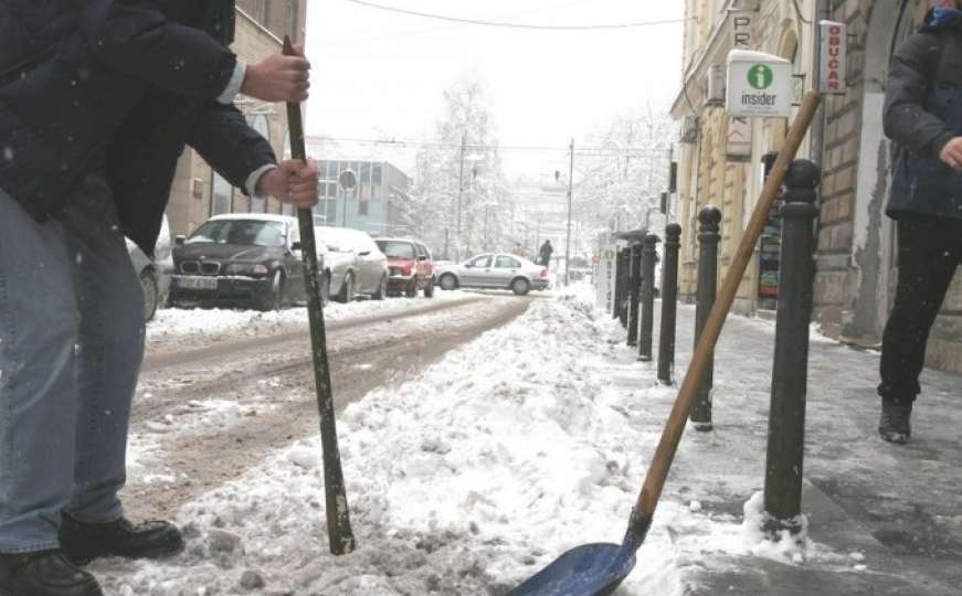 Sarajevo: Zimske službe na terenu, radnici čiste pješačke staze