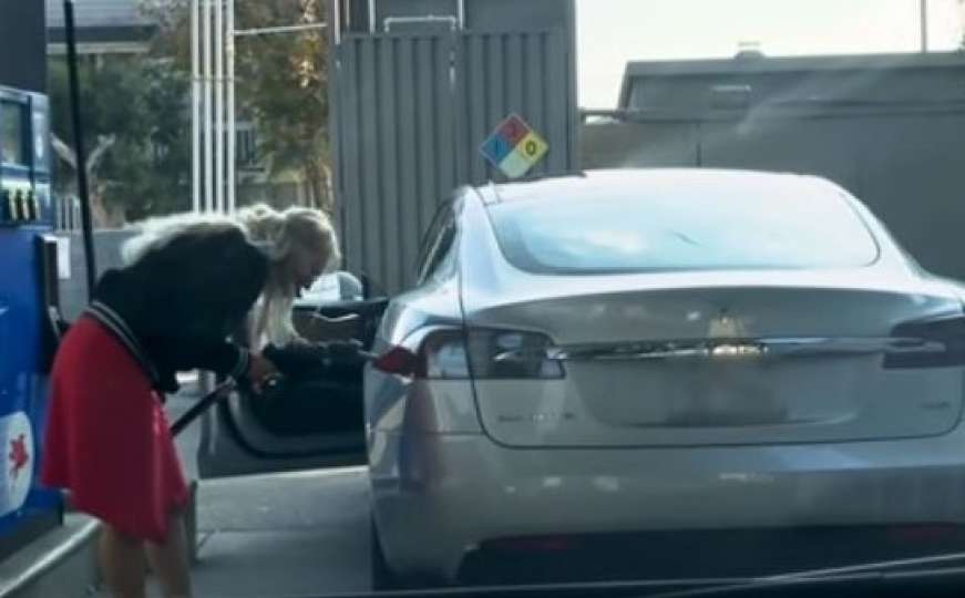 Smijeh do suza: Pokušala natočiti gorivo u električni automobil