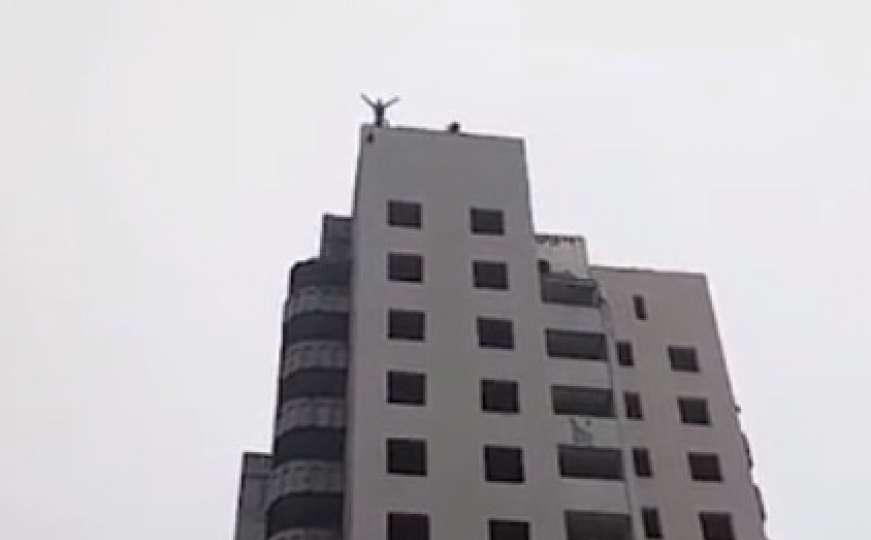 Tragedija: Dječak poginuo nakon što je napravio padobran i skočio sa zgrade