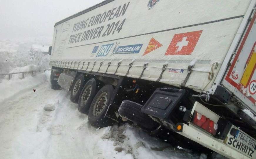 Brnjaci kod Kiseljaka: Prevrnuo se kamion uslijed proklizavanja na putu