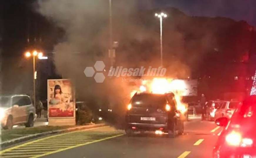 Mostar: Na Bulevaru se zapalio automobil tokom vožnje