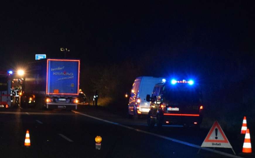 Dvoje povrijeđenih u Opelu: Bosancu na autoputu ispao rezervni točak sa šlepera
