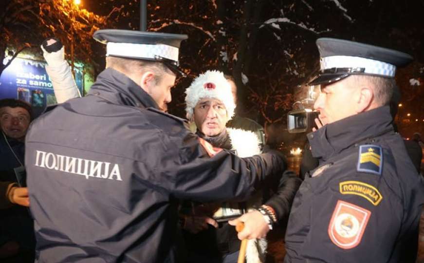 Dragičević uz pratnju mnogobrojnih građana stigao ispred NSRS-a: "Lukaču, ubico!"