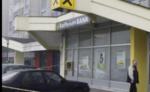 Uz prijetnju pištoljem dvije osobe opljačkale Raiffeisen banku na Alipašinom Polju