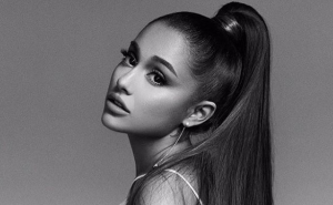 Ariana Grande božićno drvce postavila naopačke, objasnila i zašto