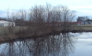 Bacio bebu u ledeno jezero, jer je bio pod stresom zbog nadolazećih praznika