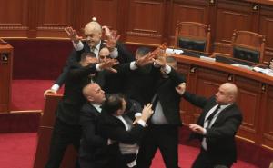 Haos u albanskom parlamentu: Pogledajte napad jajetom na premijera