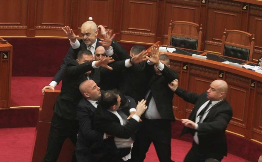 Haos u albanskom parlamentu: Pogledajte napad jajetom na premijera