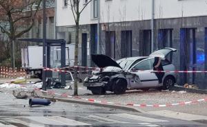 Ima mrtvih i ranjenih: Samoubica Focusom pokosio ljude na autobuskoj stanici