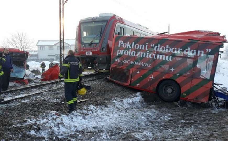 Tragedija u Srbiji: Voz prepolovio autobus, najmanje troje poginulih