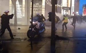 Policajac potegao pištolj na žute prsluke