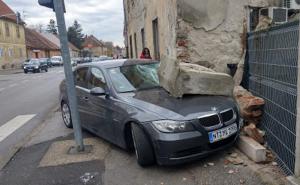 Jurio u BMW-u i telefonirao: Udario u kuću, zid pao na automobil