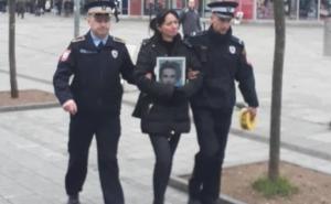 Uhapšena Davidova majka Suzana, počelo okupljanje građana na Davidovom trgu