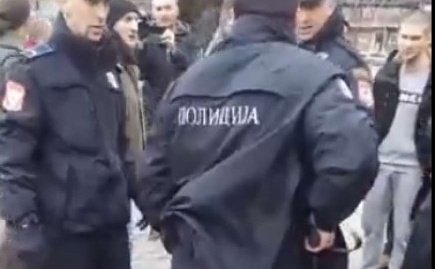 Revolt: Policajac potegao pištolj na okupljene građane