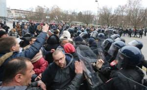 Mučne scene na Davidov trgu, policija razbija demonstracije, ima povrijeđenih