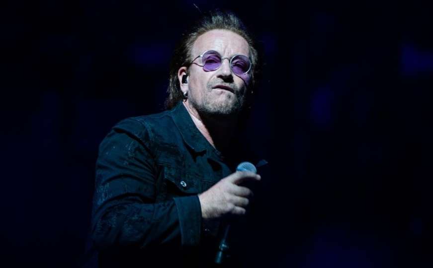 Bono Vox povodom božićnih praznika svirao za beskućnike na ulicama Dublina