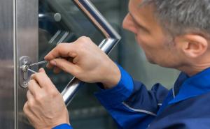 Bosanac se predstavljao kao bravar: Oštetio dvoja vrata i naplatio posao