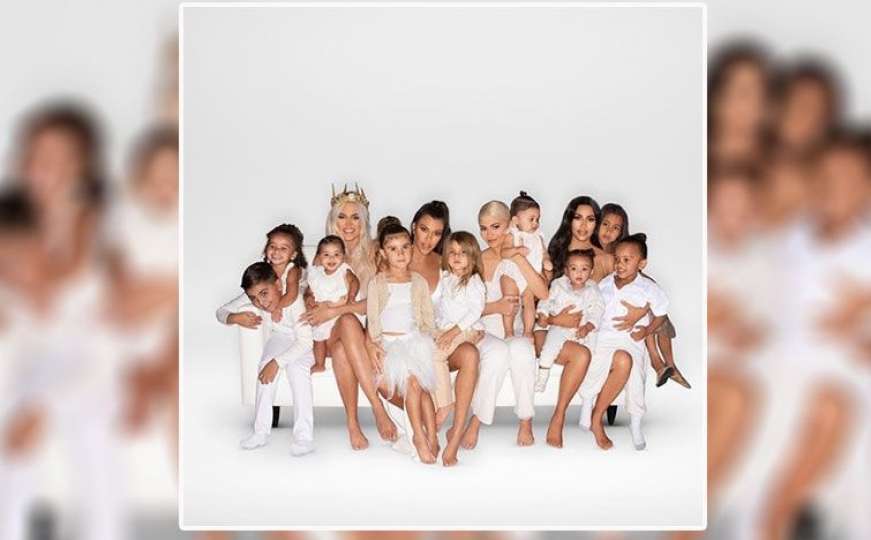 Očite greške: Svijet se smije fotošopiranoj božićnoj čestitki Kardashiana
