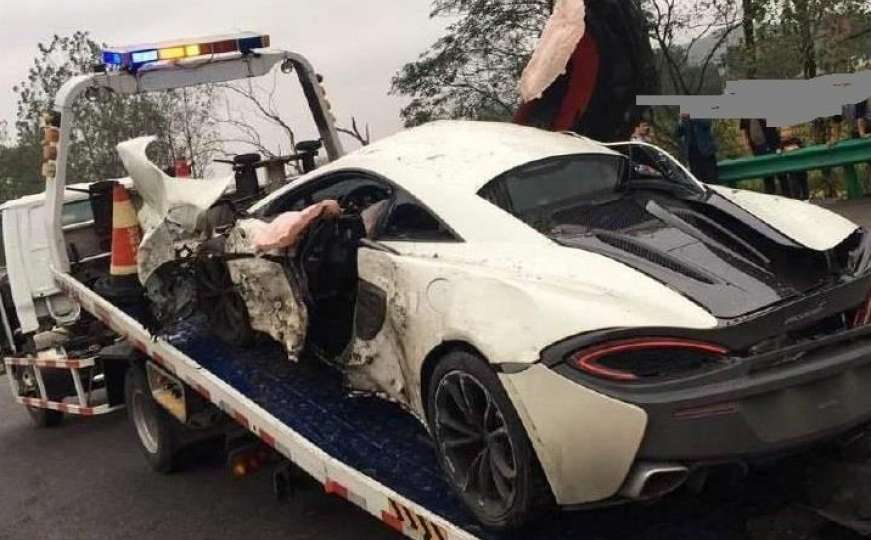 McLaren vrijedan 200.000 eura zabio u parkirani bager u Kiseljaku