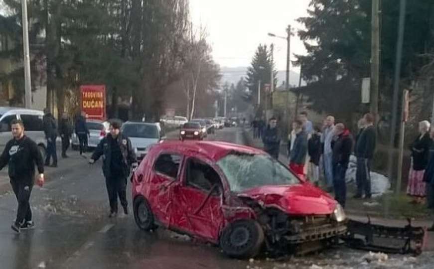 Stravična saobraćajna nesreća kod Sarajeva, jedna osoba prevezena na KUM