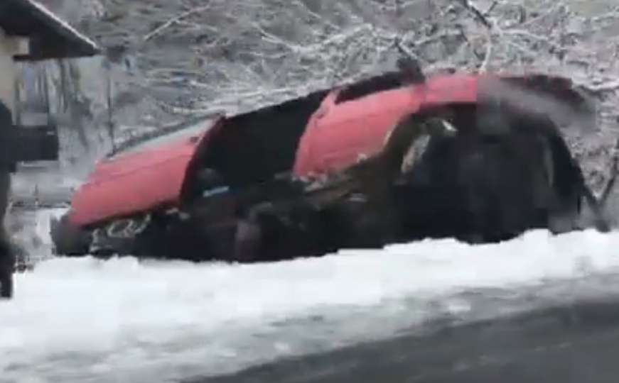Automobili izletjeli sa ceste kod Sarajeva, povrijeđeni na putu za bolnicu 