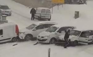 Nije Rusija nego BiH: Pogledajte snimak lančanog sudara na zaleđenoj cesti