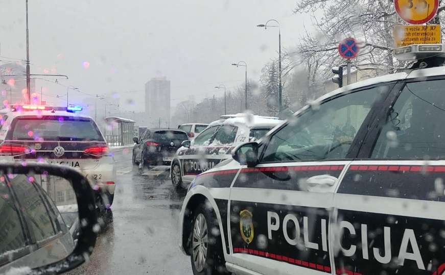 Filmska akcija: Sedam policijskih vozila presrelo automobil crnogorskih tablica