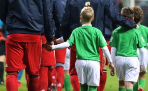 Sve je bruto i neto: Djeca da bi izašla na teren sa fudbalerima moraju platiti