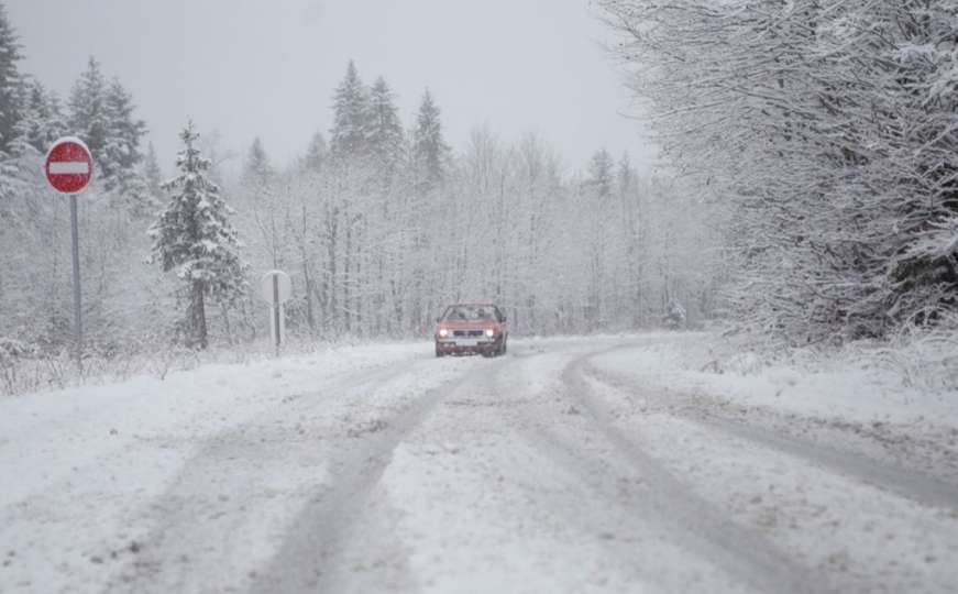 Vozači oprez, snijeg i led otežavaju saobraćaj: Saznajte gdje je najteže