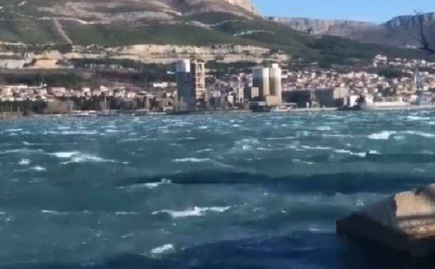 Pogledajte kako orkanska bura u Splitu nosi sve pred sobom